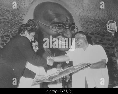 FILMS PRÉSIDENT NASSER AVANT PORTRAIT MAHATMA GANDHI 7 AVRIL 1960 Banque D'Images