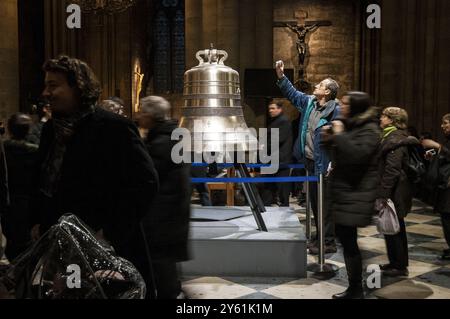 FRANCE. PARIS (4ÈME ARRONDISSEMENT.) 2013 : EXPOSITION DANS LA NEF DES NEUF NOUVELLES CLOCHES DE LA CATHÉDRALE Banque D'Images