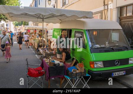 Une transaction de blocage de marché à Dieulefit, Auvergne-Rhône-Alpes, France. Banque D'Images