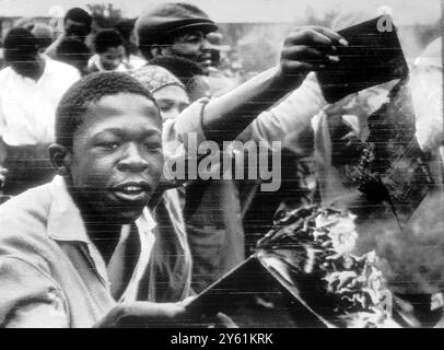 Une FOULE D'AFRICAINS DE JOHANNESBURG BRÛLENT LEURS LAISSEZ-PASSER après une suspension temporaire des lois sur les laissez-passer 28 MARS 1960 Dompa Pass loi Banque D'Images