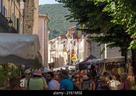 Une rue de marché animée à Dieulefit, dans le département de la Drôme dans le sud-est de la France. Banque D'Images