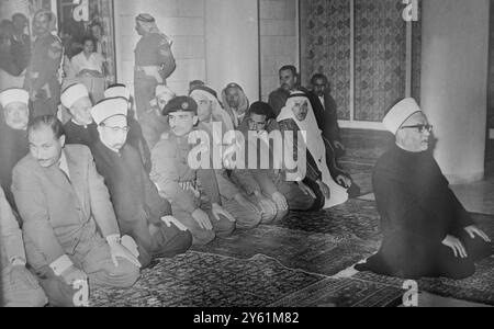 ROI HUSSEIN DE JORDANIE PRIANT AVEC UN RÉFUGIÉ 23 MARS 1960 Banque D'Images