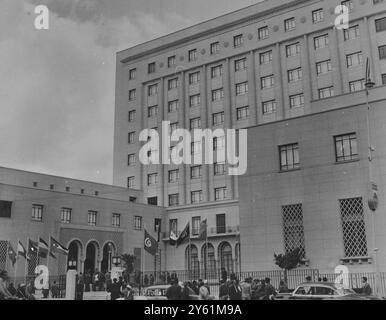 DES DRAPEAUX FLOTTENT POUR LE SIÈGE DE LA LIGUE ARABE LE 24 MARS 1960 Banque D'Images