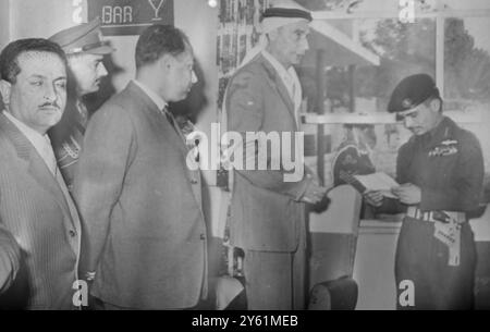 ROI HUSSEIN DE JORDANIE LISANT UN TÉLÉGRAMME 23 MARS 1960 Banque D'Images