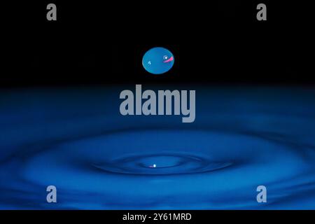 photographie minimaliste, d’une goutte d’eau, d’un éclaboussure, d’une vague se répandant à la surface de l’eau, image inspirant tranquillité, méditation, calme Banque D'Images