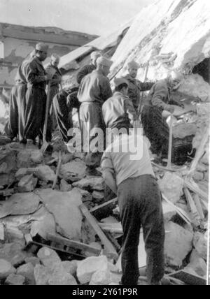 LES SECOURISTES CREUSENT POUR LES SURVIVANTS À LA SUITE DU TREMBLEMENT DE TERRE D'AGADIR LE 2 MARS 1960 Banque D'Images