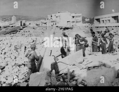 LES SECOURISTES RECHERCHENT DES SURVIVANTS À LA SUITE DU TREMBLEMENT DE TERRE D'AGADIR LE 2 MARS 1960 Banque D'Images