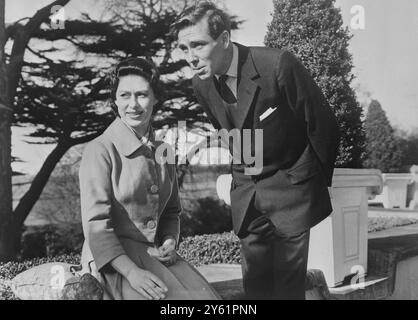 PHOTOGRAPHE ANTHONY ARMSTRONG-JONES ET FIANCÉE LA PRINCESSE MARGARET LE 27 FÉVRIER 1960 Banque D'Images