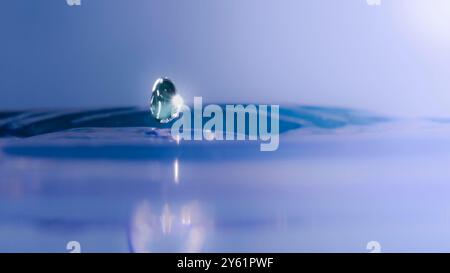 photographie minimaliste, d’une goutte d’eau, d’un éclaboussure, d’une vague se répandant à la surface de l’eau, image inspirant tranquillité, méditation, calme Banque D'Images