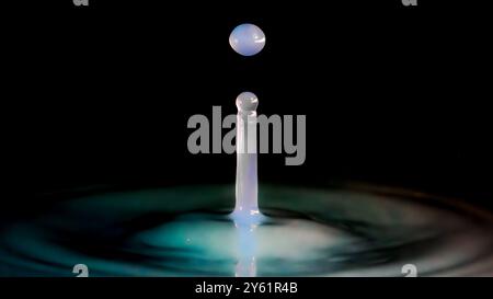 photographie minimaliste, d’une goutte d’eau, d’un éclaboussure, d’une vague se répandant à la surface de l’eau, image inspirant tranquillité, méditation, calme Banque D'Images