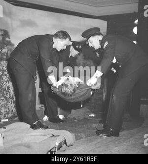 FINALE DU CONCOURS DE PREMIERS SOINS DE LA POLICE PORCHESTER HALL LONDRES 24 FÉVRIER 1960 Banque D'Images