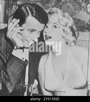 L'ACTRICE MARILYN MONROE ET L'ACTEUR FRANÇAIS YVES MONTAND CHUCHOTENT ENSEMBLE LORS D'UNE SOIRÉE POUR PRÉSENTER LE CASTING DE LETS MAKE LOVE 2 FÉVRIER 1960 Banque D'Images