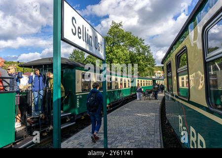 La liaison historique du train à vapeur avec le train à voie étroite appelé le Raging Roland, le Rügensche Bäderbahn, RüBB, ici la gare de Sellin Ost, Banque D'Images