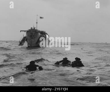 La plage de Normandie dirige LES COMMANDOS DE LA MARINE ROYALE LORS DE L'INVASION DE LA NORMANDIE en 1944 les troupes du Commando débarquent pendant l'opération Overlord réédité le 29 JANVIER 1960 Banque D'Images