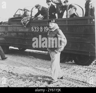 LE GÉNÉRAL MONTGOMERY INSPECTE LES ACTIVITÉS ALLIÉES LORS DE LA NORMANDIE BEACHEAD DE 1944 OPÉRATION OVERLORD RÉÉDITÉE LE 29 JANVIER 1960 Banque D'Images