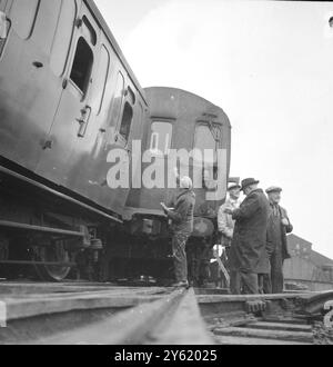 LES VOITURES DÉRAILLÉES LORS DE L'ÉCRASEMENT DU TRIPLE TRAIN AU PONT DE LONDRES LE 28 JANVIER 1960 Banque D'Images