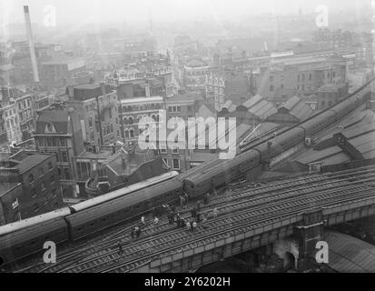 LES VOITURES DÉRAILLÉES LORS DE L'ÉCRASEMENT DU TRIPLE TRAIN AU PONT DE LONDRES LE 28 JANVIER 1960 Banque D'Images