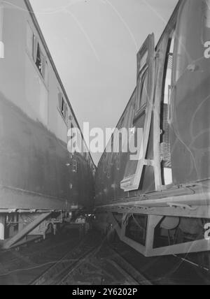 LES VOITURES DÉRAILLÉES LORS DE L'ÉCRASEMENT DU TRIPLE TRAIN AU PONT DE LONDRES LE 28 JANVIER 1960 Banque D'Images