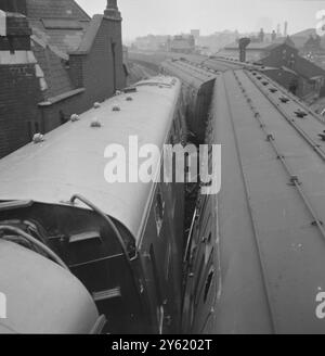 LES VOITURES DÉRAILLÉES LORS DE L'ÉCRASEMENT DU TRIPLE TRAIN AU PONT DE LONDRES LE 28 JANVIER 1960 Banque D'Images