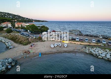 Photo aérienne de plage L'Arpillon au coucher du soleil, Var, Provence-Alpes-Côte d'Azur, France. Banque D'Images
