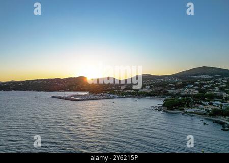Photo aérienne de la plage San Peire et du port au coucher du soleil, Var, Provence-Alpes-Côte d'Azur, France. Banque D'Images