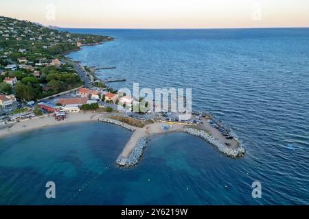 Drone photo de plage D'Arpillon dans les Issmbres, Var, Provence-Alpes-Côte d'Azur, France. Banque D'Images