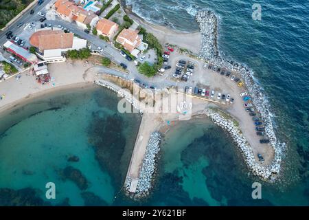 Drone photo de plage D'Arpillon dans les Issmbres, Var, Provence-Alpes-Côte d'Azur, France. Banque D'Images