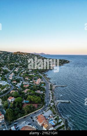 Coucher de soleil photo aérienne de la côte des Issmbres dans le Var, Provence-Alpes-Côte d'Azur, France. Banque D'Images