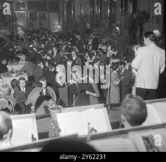 VIE NOCTURNE À MOSCOU VUE GÉNÉRALE DE LA PISTE DE DANSE BONDÉE DANS SOVIENSKA NIGHT CLUB 19 JANVIER 1960 Banque D'Images