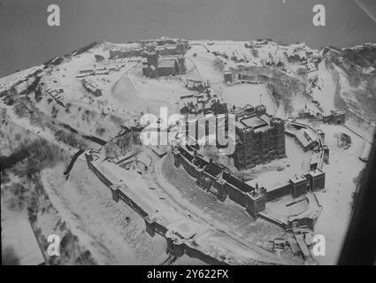 UNE VUE AÉRIENNE MONTRANT LA LIGNE DE CÔTE DES CÉLÈBRES FALAISES BLANCHES DE DOUVRES ET LE CHÂTEAU DE DOUVRES RECOUVERT DE NEIGE LE 16 JANVIER 1960 Banque D'Images