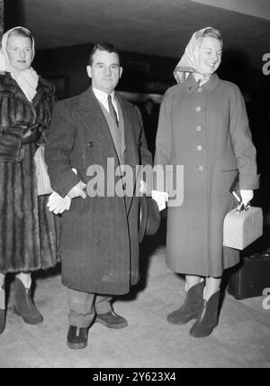 ENTRAÎNEUR DE CHEVAUX DE COURSE SIR GORDON RICHARDS AVEC SA FEMME ET SA FILLE LE 11 JANVIER 1960 Banque D'Images