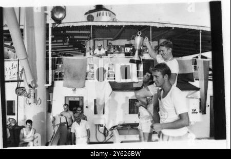 A bord du SS Djaharta , du canal de Suez , quatorze navires , sept nationalités et seize mois d'attente ont abouti à un "Mini Olympics" . Un total de 15 navires ont été bloqués dans le canal de Suez depuis le 5 juin 1967 suite au conflit israélo-arabe , dont 14 dans le Grand Lac amer et le cargo américain « observer » dans le Lac Timsah les mini jeux olympiques se sont déroulés à bord du cargo polonais Djaharta transportant une cargaison de 5 , 307 tonnes de Jakarta à Alexandrie . Quelque 200 marins de l'ensemble du mouillage ont convergé vers le navire polonais et ont participé à 14 épreuves différentes. Le BRI Banque D'Images