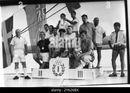 A bord du SS Djaharta , du canal de Suez , quatorze navires , sept nationalités et seize mois d'attente ont abouti à un "Mini Olympics" . Un total de 15 navires ont été bloqués dans le canal de Suez depuis le 5 juin 1967 suite au conflit israélo-arabe , dont 14 dans le Grand Lac amer et le cargo américain « observer » dans le Lac Timsah les mini jeux olympiques se sont déroulés à bord du cargo polonais Djaharta transportant une cargaison de 5 , 307 tonnes de Jakarta à Alexandrie . Quelque 200 marins de l'ensemble du mouillage ont convergé vers le navire polonais et ont participé à 14 épreuves différentes. Le BRI Banque D'Images