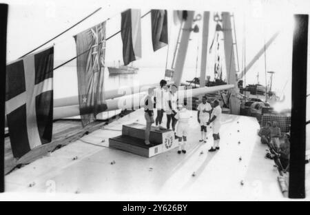 A bord du SS Djaharta , du canal de Suez , quatorze navires , sept nationalités et seize mois d'attente ont abouti à un "Mini Olympics" . Un total de 15 navires ont été bloqués dans le canal de Suez depuis le 5 juin 1967 suite au conflit israélo-arabe , dont 14 dans le Grand Lac amer et le cargo américain « observer » dans le Lac Timsah les mini jeux olympiques se sont déroulés à bord du cargo polonais Djaharta transportant une cargaison de 5 , 307 tonnes de Jakarta à Alexandrie . Quelque 200 marins de l'ensemble du mouillage ont convergé vers le navire polonais et ont participé à 14 épreuves différentes. Le BRI Banque D'Images