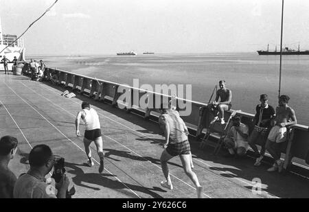 A bord du SS Djaharta , du canal de Suez , quatorze navires , sept nationalités et seize mois d'attente ont abouti à un "Mini Olympics" . Un total de 15 navires ont été bloqués dans le canal de Suez depuis le 5 juin 1967 suite au conflit israélo-arabe , dont 14 dans le Grand Lac amer et le cargo américain « observer » dans le Lac Timsah les mini jeux olympiques se sont déroulés à bord du cargo polonais Djaharta transportant une cargaison de 5 , 307 tonnes de Jakarta à Alexandrie . Quelque 200 marins de l'ensemble du mouillage ont convergé vers le navire polonais et ont participé à 14 épreuves différentes. Le BRI Banque D'Images