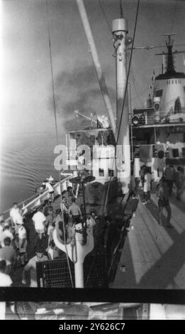 A bord du SS Djaharta , du canal de Suez , quatorze navires , sept nationalités et seize mois d'attente ont abouti à un "Mini Olympics" . Un total de 15 navires ont été bloqués dans le canal de Suez depuis le 5 juin 1967 suite au conflit israélo-arabe , dont 14 dans le Grand Lac amer et le cargo américain « observer » dans le Lac Timsah les mini jeux olympiques se sont déroulés à bord du cargo polonais Djaharta transportant une cargaison de 5 , 307 tonnes de Jakarta à Alexandrie . Quelque 200 marins de l'ensemble du mouillage ont convergé vers le navire polonais et ont participé à 14 épreuves différentes. Le BRI Banque D'Images