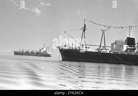 A bord du SS Djaharta , du canal de Suez , quatorze navires , sept nationalités et seize mois d'attente ont abouti à un "Mini Olympics" . Un total de 15 navires ont été bloqués dans le canal de Suez depuis le 5 juin 1967 suite au conflit israélo-arabe , dont 14 dans le Grand Lac amer et le cargo américain « observer » dans le Lac Timsah les mini jeux olympiques se sont déroulés à bord du cargo polonais Djaharta transportant une cargaison de 5 , 307 tonnes de Jakarta à Alexandrie . Quelque 200 marins de l'ensemble du mouillage ont convergé vers le navire polonais et ont participé à 14 épreuves différentes. Le BRI Banque D'Images