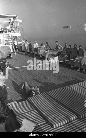 A bord du SS Djaharta , du canal de Suez , quatorze navires , sept nationalités et seize mois d'attente ont abouti à un "Mini Olympics" . Un total de 15 navires ont été bloqués dans le canal de Suez depuis le 5 juin 1967 suite au conflit israélo-arabe , dont 14 dans le Grand Lac amer et le cargo américain « observer » dans le Lac Timsah les mini jeux olympiques se sont déroulés à bord du cargo polonais Djaharta transportant une cargaison de 5 , 307 tonnes de Jakarta à Alexandrie . Quelque 200 marins de l'ensemble du mouillage ont convergé vers le navire polonais et ont participé à 14 épreuves différentes. Le BRI Banque D'Images