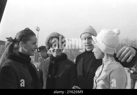 La star de cinéma Audrey Hepburn ( dans des lunettes noires ) avec Vicomtesse de Ribes ( à gauche ) et les patineurs russes Oleg Protopopov et Ludmila Belosuva . 7 février 1968 Banque D'Images