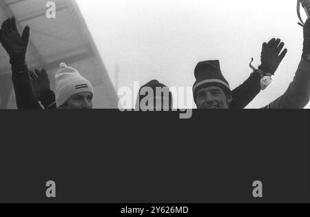 Sourires et vagues à la fin de la course de slalom aux Jeux Olympiques de Herbert Huber d'Autriche ( à gauche ) Karl Schranz aussi d'Autriche et Jean Claude Killy de France ( à droite ) . 18 février 1968 Banque D'Images