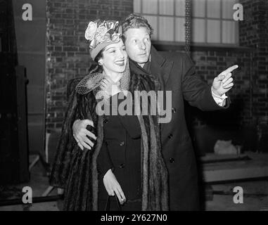 La star Danny Kaye est arrivée aujourd'hui aux studios de Teddington pour assister à la cérémonie de réouverture. Les studios ont été reconstruits après le bombardement de juillet 1944, à la suite des efforts de Jack L. Warner de Warner Bros Photos Ltd. Photos : Danny Kaye et Pat Kirkwood 29 janvier 1948 Banque D'Images