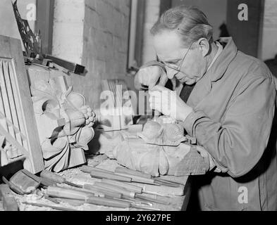 Des sculpteurs sur bois qualifiés et d'autres artisans sont déjà occupés sur les conceptions complexes qui seront présentées à la nouvelle Chambre des communes qui se lèvera sur le site où se trouvait l'ancienne Chambre avant son bombardement. - - Spectacles de photos : 'Carving for the future'. Cinquante-quatre ans un sculpteur sur bois, M. Walter Hassell, 69 ans, travaille sur les patrons de plafond ornés pour la nouvelle Chambre des communes, dans une usine londonienne aujourd'hui. - - 30 janvier 1948 Banque D'Images