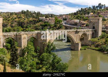 Le Tage avec le pont San Martin en toile de fond à Tolède, Espagne. Banque D'Images