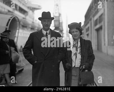 Sir John Colville, défunt gouverneur de Bombay, accompagné de Lady Colville, est arrivé à Southampton aujourd'hui à bord de la Royal Dutch mail Company, Willem Ruys. Sir John, qui a agi comme vice-roi pendant les absences du comte Wavell et du comte Mountbatten, a été créé baron sur la liste des honneurs du nouvel an. 22 janvier 1948 Banque D'Images