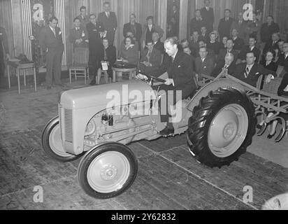 M. Harry Ferguson, inventeur britannique de tracteurs de 62 ans, qui vient de déposer une demande de dommages-intérêts de 62 775 000 £ en Amérique contre la société Ford Motor Company, a fait la démonstration de son tracteur aux représentants de presse de l'hôtel Claridges aujourd'hui en le conduisant dans la salle de bal. La réclamation de M. Ferguson est basée sur des allégations selon lesquelles la société avancée en Amérique est violée ses brevets, détruite un gentleman's agreement entre M. Ferguson et feu Henry Ford, et construit un complot pour détruire son entreprise. De l'énorme commande passée auprès de la société Ferguson d'un autre américain, le premier envoi de 200 Banque D'Images