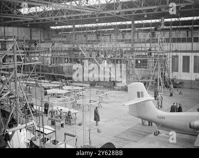 Le plus grand vol - les bateaux jamais construits en Grande-Bretagne prennent lentement forme à l'usine Cowes, IOW de Saunders-Roe, Ltd. L'avion de 100 places, dont trois sont en construction, est le S.R.45. Chacun aura un poids total de plus de 130 tonnes et aura une longueur de 150 pieds. Au début des années 1950, ces navires sont prévus pour fournir un service de luxe de 300 m.p.h. sans escale à travers l'Atlantique Nord. Les trois hydravions ont déjà coûté environ trois quarts de million de livres et bien que des craintes aient été exprimées quant à l'avenir à la lumière de la BOAC l annoncée récemment Banque D'Images