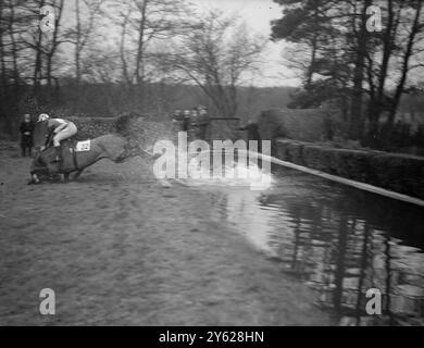 « What's That » (Brogan Up), de M.R. C. Bones, trouve la réponse à la question alors qu'il s'endeuille au saut d'eau dans Felcourt handicap Steeple Chase d'aujourd'hui, à Lingfield Park. 16 janvier 1948 Banque D'Images