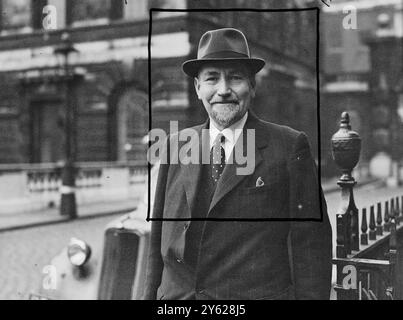 50 ans, barbu M. Douglas R. Bishop, un directeur de maisons d'hôtes dans le Devon et les Cornouailles, était à Somerset House, Londres aujourd'hui pour insister devant la Commission royale sur les prix aux inventeurs sur sa prétention d'avoir inventé le système de «points» du rationnement alimentaire. M. Bishop soutient qu'il a soumis son projet au ministère de l'alimentation en 1940, en le fondant sur une idée qu'il avait protégée 12 ans auparavant, à savoir encourager le commerce au comptant avec les épiciers. M. Bishop dit que trois semaines après la soumission de son programme a été refusé par le ministère, mais a été introduit comme un programme national de rationnement d'environ 18 mois la Banque D'Images