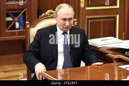 Moscou, Russie. 23 septembre 2024. Le président russe Vladimir Poutine, écoute Mikhaïl Kovaltchouk, directeur de l’Institut Kourtchatov, lors d’une réunion en face à face au Kremlin, le 23 septembre 2024 à Moscou, en Russie. Crédit : Alexander Kazakov/Kremlin Pool/Alamy Live News Banque D'Images