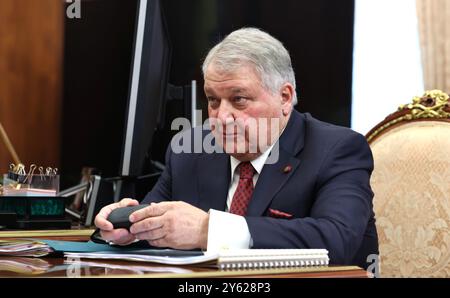 Moscou, Russie. 23 septembre 2024. Mikhaïl Kovalchuk, directeur de l'Institut Kourtchatov, écoute le président russe Vladimir Poutine, lors d'une réunion en face à face au Kremlin, le 23 septembre 2024 à Moscou, en Russie. Crédit : Alexander Kazakov/Kremlin Pool/Alamy Live News Banque D'Images